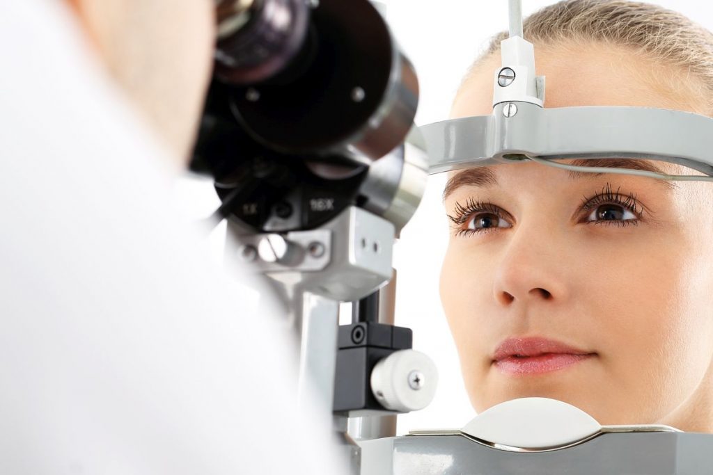 Badanie wzroku.Pacjentka podczas badanie wzroku w klinice okulistycznej